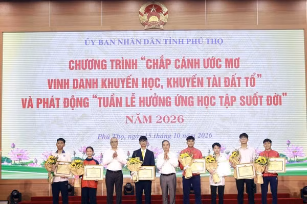 Ông Nguyễn Văn Bình - Nguyên Trưởng Ban Kinh tế Trung ương và ông Phạm Đại Dương - Bí thư Tỉnh ủy Phú Thọ trao thưởng cho những học sinh đạt giải quốc tế.