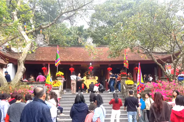 Du khách thập phương về dâng hương, du xuân, cầu bình an (ảnh Lương Giang).