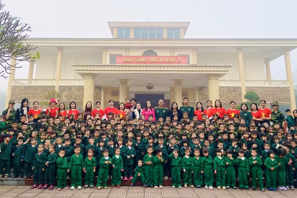 Các đại biểu và các bé trường Mầm non Cao Xá 1 thăm quan, trải nghiệm tại Bảo tàng Quân khu 2.