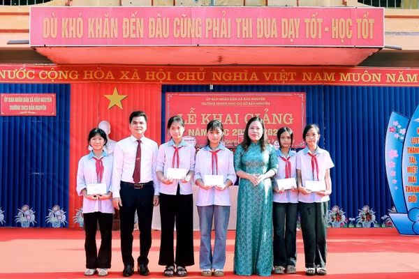 Bà Đào Thị Bích Ngọc - Phó Bí thư Thường trực Đảng ủy xã Bản Nguyên và ông Cao Xuân Hoạt - Hiệu trưởng Trường THCS Bản Nguyên trao thưởng cho học sinh. 