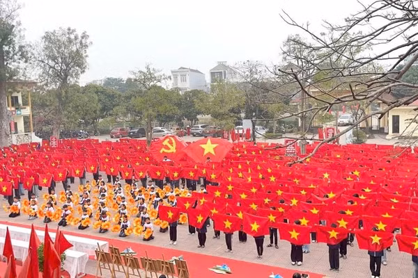 Học sinh trường THCS Cao Xá đồng diễn tại hoạt động trải nghiệm “Xuân yêu thương - Vững niềm tin với Đảng”.