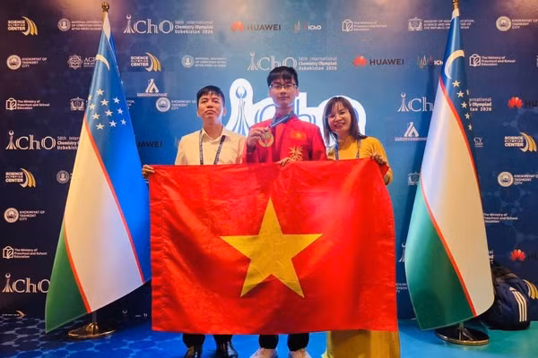 Em Đinh Xuân Phúc (đứng giữa) giành Huy chương Vàng tại Olympic Hóa học quốc tế (IChO) lần thứ 58 (ảnh Trường THPT Chuyên Vĩnh Phúc).