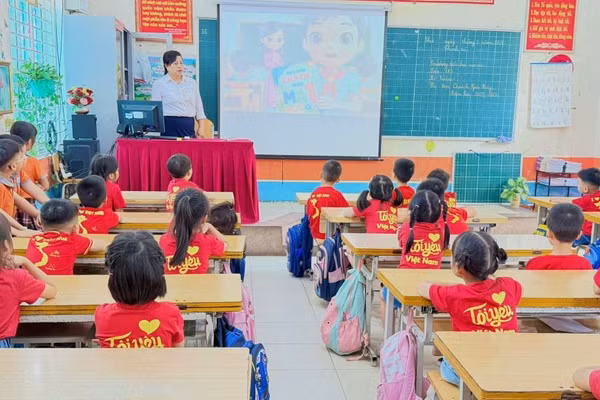 Các bé trường Mầm non Cao Xá 2 trải nghiệm "Tập làm học sinh lớp 1" tại Trường Tiểu học Cao Xá.