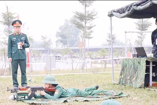 Các em học sinh tham gia môn Bắn súng tiểu liên AK tại hội thi.