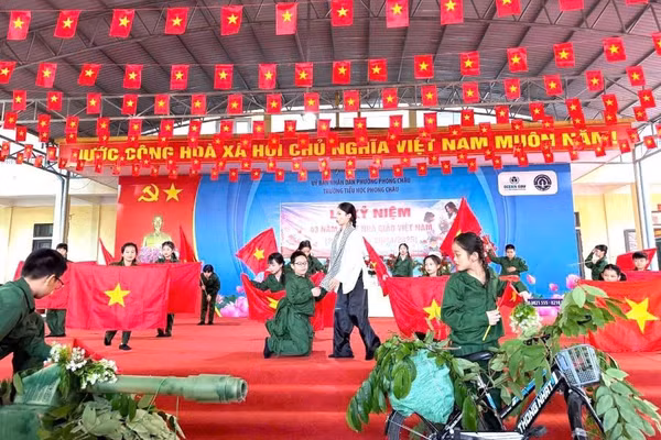 Trường Tiểu học Phong Châu tổ chức hoạt động trải nghiệm cho HS. 