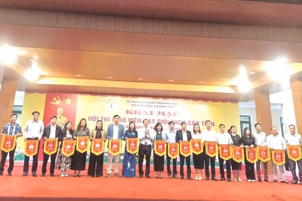 Ban Tổ chức trao cờ lưu niệm cho đại diện các đơn vị tham gia.