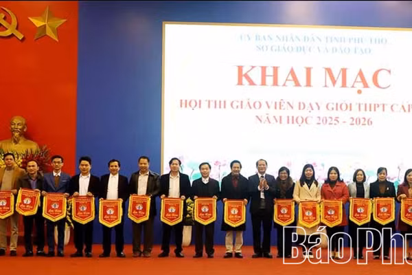 Lãnh đạo Sở GD&ĐT tỉnh Phú Thọ tặng cờ lưu niệm cho các trường có giáo viên tham gia Hội thi (ảnh Báo Phú Thọ).