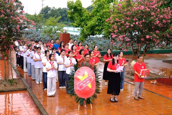 CB, GVNV và học sinh Trường THCS Vĩnh Lại dâng hương tưởng niệm tại Đài tưởng niệm liệt sĩ Vĩnh Lại.