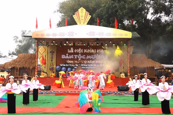  Đây là lễ hội dân gian truyền thống lớn nhất của đồng bào Mường ở tỉnh Phú Thọ.