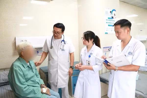 Bác sĩ thăm khám người bệnh điều trị tại Trung tâm Ung bướu (Bệnh viện Đa khoa tỉnh Phú Thọ).