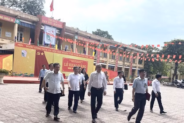 Bí thư Tỉnh ủy Phú Thọ cùng đoàn công tác kiểm tra tại Trường THPT Long Châu Sa.