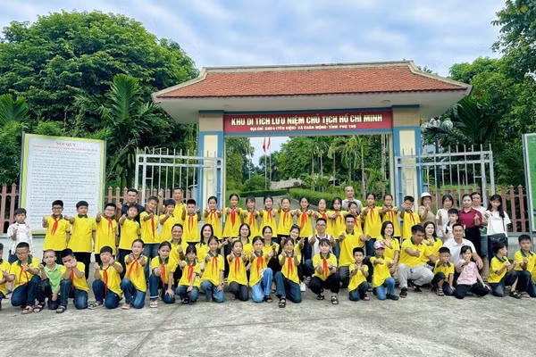 Tập thể lớp 5A1 Trường Tiểu học Bản Nguyên chụp ảnh lưu niệm tại khu di tích.