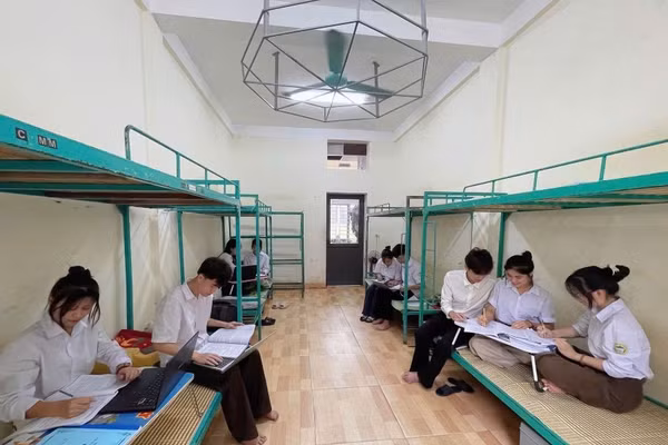 Các thí sinh nỗ lực ôn tập tại Ký túc xá Trường Phổ thông Dân tộc nội trú tỉnh Phú Thọ chiều 9/6/2026.