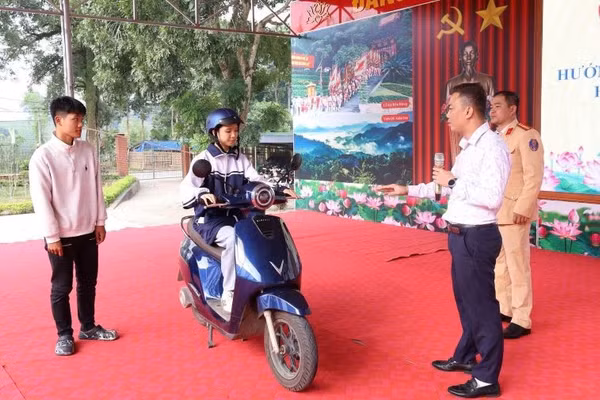 Phú Thọ tăng cường tuyên truyền, hướng dẫn kỹ năng lái xe an toàn cho học sinh.