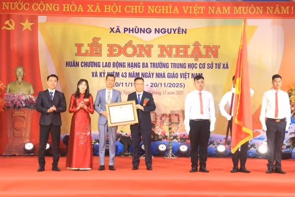 Thừa ủy quyền của Chủ tịch nước, ông Nguyễn Ngọc Điệp - Phó Giám đốc Sở GD&ĐT tỉnh Phú Thọ trao Huân chương Lao động hạng Ba cho Trường THCS Tứ Xã .