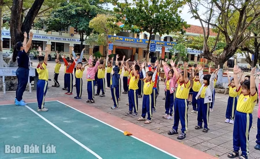 Tiết học thể dục của học sinh Trường Tiểu học Trưng Vương (phường Tuy Hòa) vào sáng 26/11. Ảnh: Báo Đắk Lắk 