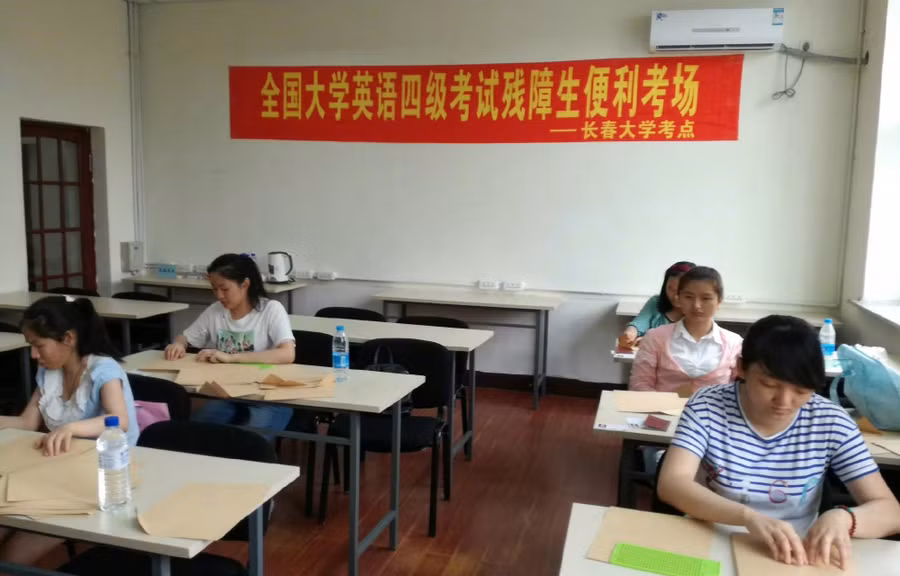 hoc-sinh-khuyet-tat-tai-trung-quoc-no-luc-tiep-can-2.jpg