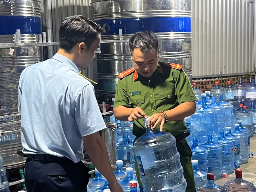 Cơ quan công an thu giữ hơn 500 bình nước Lavie giả các loại 19 lít và 18,5 lít.