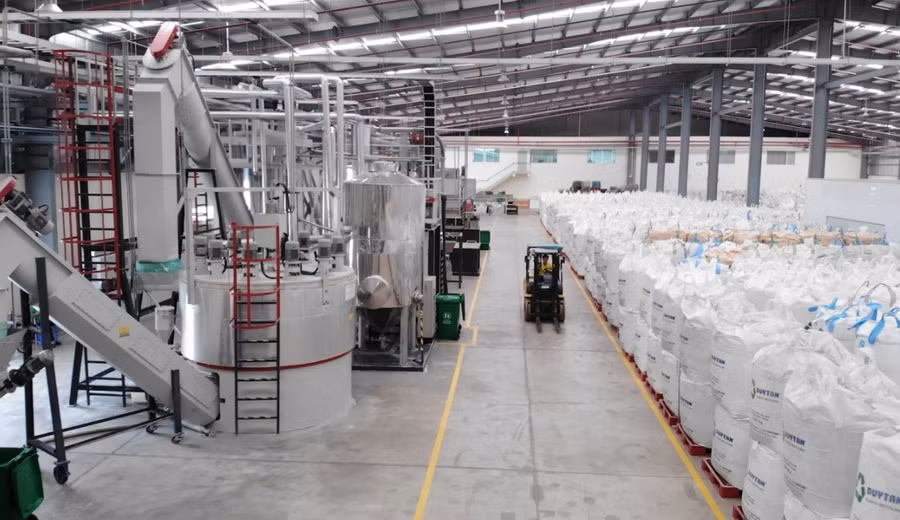 Rác thải nhựa được tái chế tại nhà máy. Ảnh: Duy Tan Recycle