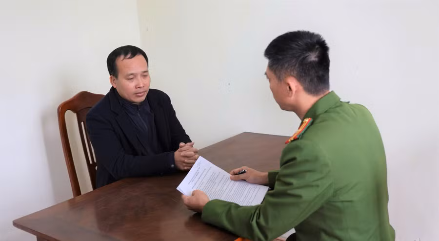 Công an huyện Giao Thủy lấy lời khai của Phạm Ngọc Tuân.
