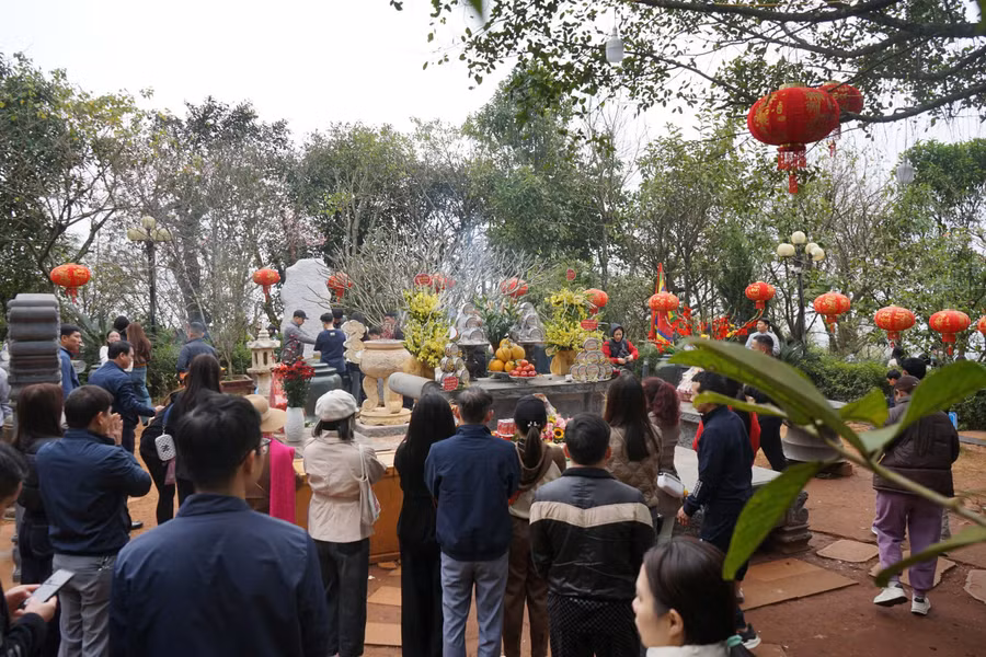 dinh-ngan-nua-thanh-hoa-dat-thieng-hut-khach-3.jpg