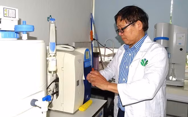 GS.TS Nguyễn Cửu Khoa trong phòng thí nghiệm.