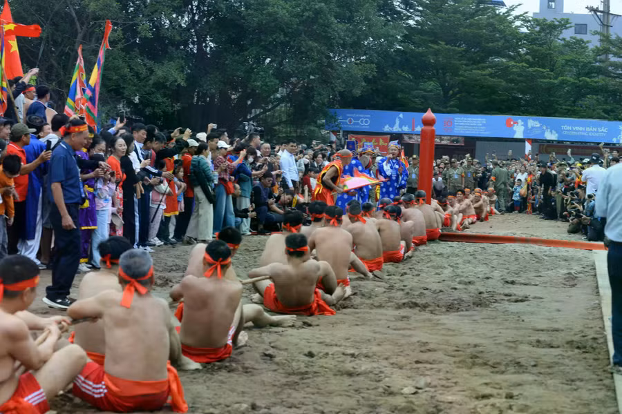 Người dân tham gia kéo co tại phường Long Biên. Ảnh: INT