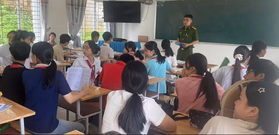 Lực lượng công an kiểm tra đột xuất các vật dụng học sinh mang theo khi lên lớp. Ảnh: TG