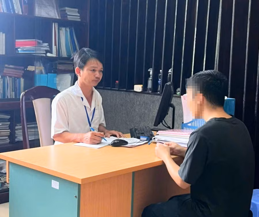 ThS Trương Văn Lợi tư vấn tâm lý cho một học sinh tại tỉnh Đồng Nai.