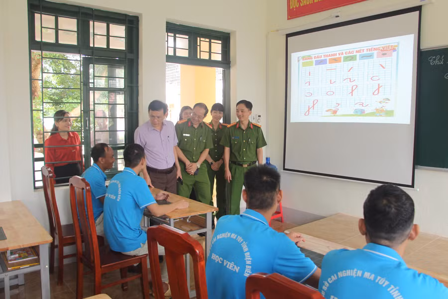 lop-hoc-thap-anh-sang-tri-thuc-va-niem-tin-1.jpg