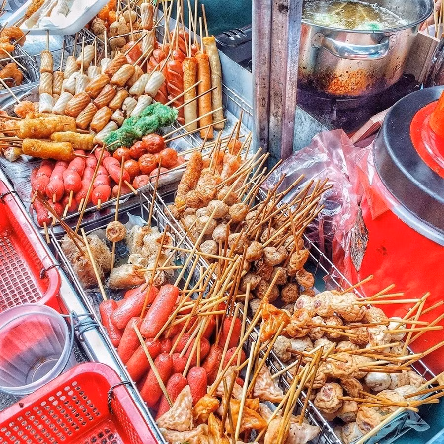 Việc tiêu thụ thực phẩm kém vệ sinh, đặc biệt là 'xiên bẩn' có thể gây ra nhiều nguy cơ nghiêm trọng cho sức khoẻ. 