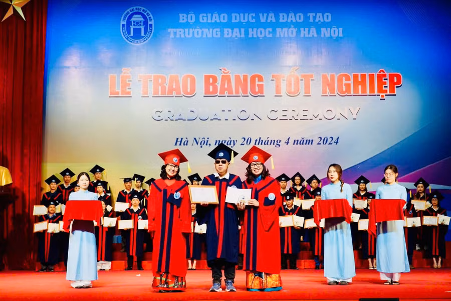 Trường Đại học Mở Hà Nội trao bằng tốt nghiệp cho người học, trong đó có nhiều người thuộc nhóm yếu thế. Ảnh: NTCC