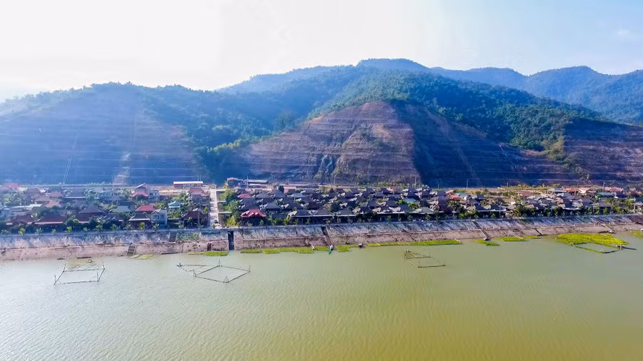 Những ngôi nhà sàn san sát nhau bên lòng hồ thủy điện Sơn La tạo nên bức tranh 'sơn thủy hữu tình'.