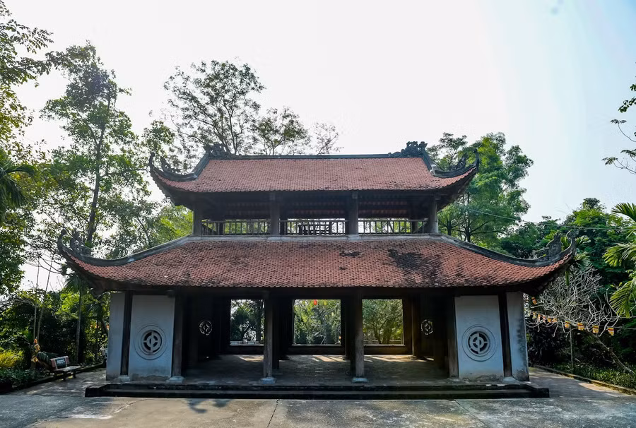 Tam quan chùa Đọi được xây dựng theo lối kiến trúc chồng diêm 8 mái truyền thống.