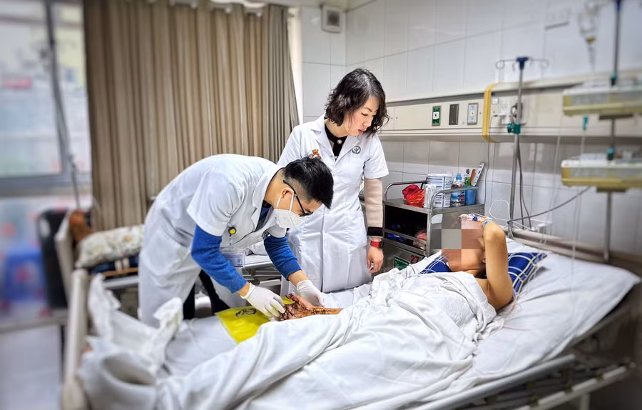 Bệnh nhân gặp nạn do pháo tự chế phát nổ được điều trị tại Bệnh viện Hữu nghị Việt Đức. Ảnh: BVCC