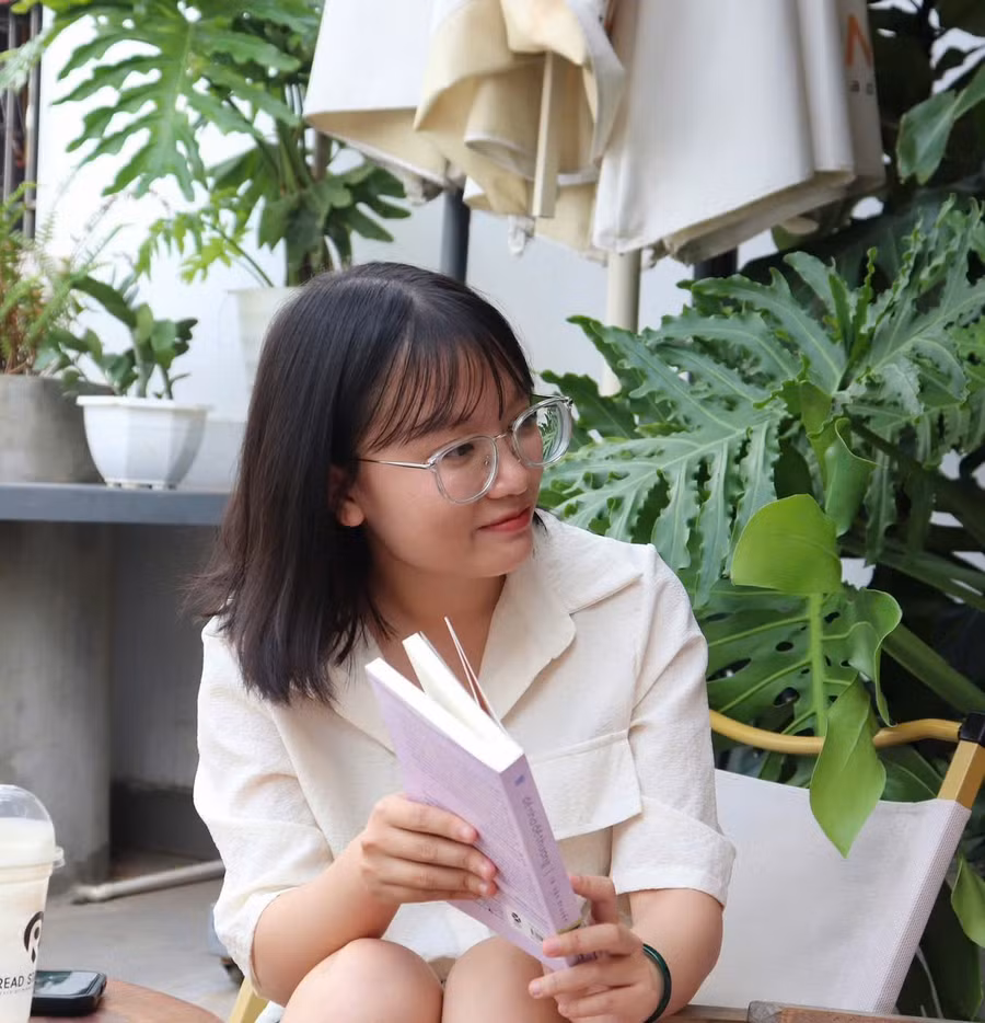 Chị Nguyễn Thùy Phương chia sẻ về thói quen đọc sách. Ảnh: Hoài Ninh.