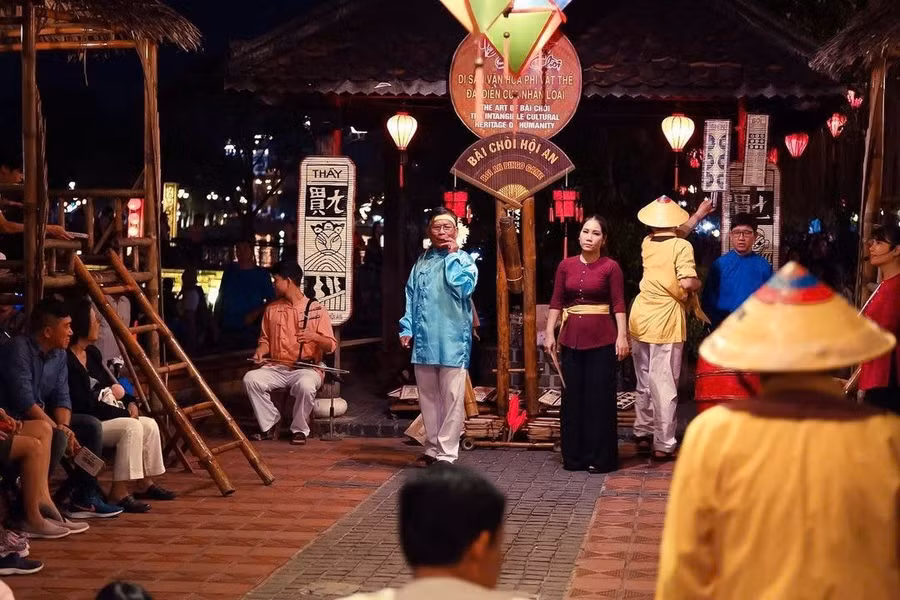 Sự 'lên ngôi' của các thiết bị điện tử khiến nhiều người không còn hứng thú với các trò chơi dân gian. Ảnh: ITN.