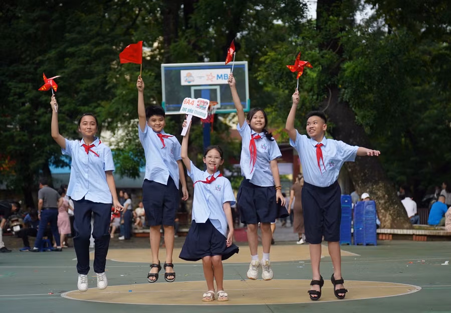 Học trò cùng lớn lên theo ánh nắng tinh khôi! Ảnh minh họa: Xuân Phú