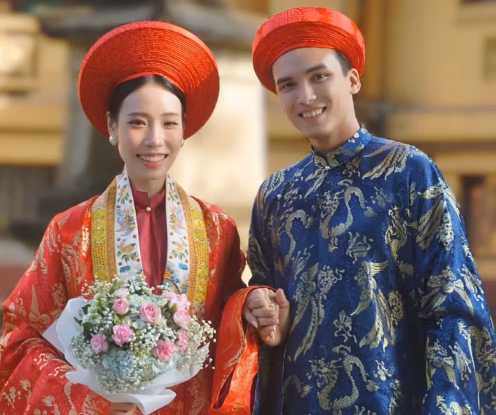 Lâm và Nhung cùng nhau lan tỏa văn hóa trang phục truyền thống.