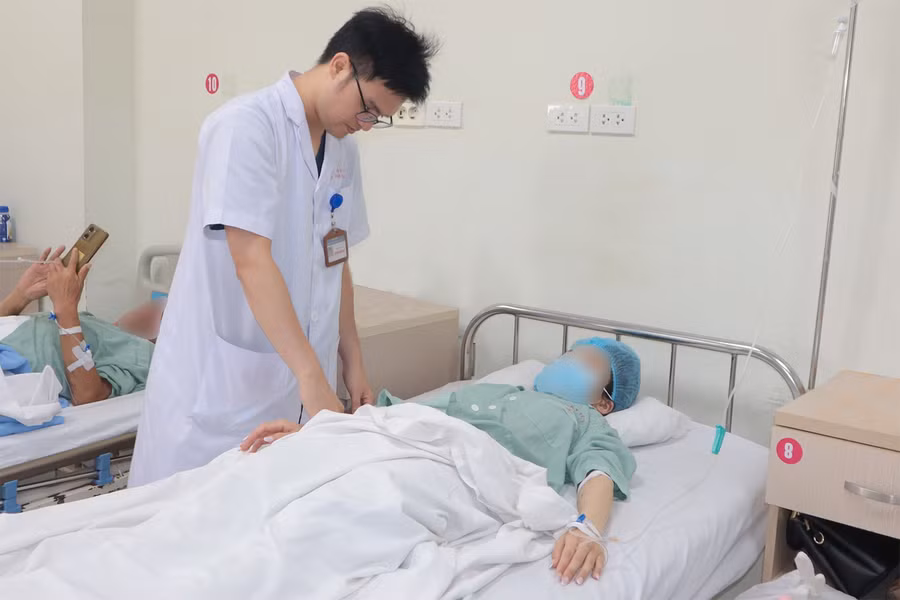 Người bệnh điều trị tại Bệnh viện E. Ảnh: BVCC
