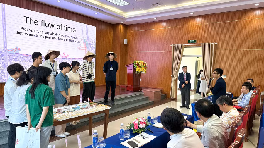 Sinh viên Trường Đại học Bách khoa (Đại học Đà Nẵng) tham gia chương trình học tập Learning Express (LEX) với sinh viên Trường Singapore Polytechnic. Ảnh: NTCC