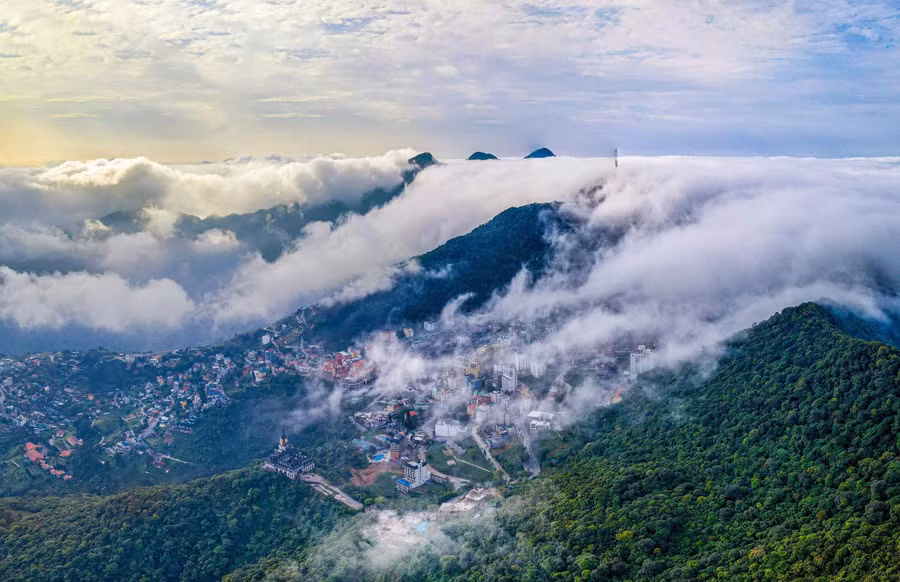 tam-dao-thi-tran-suong-giang-giua-lung-troi-2.jpg