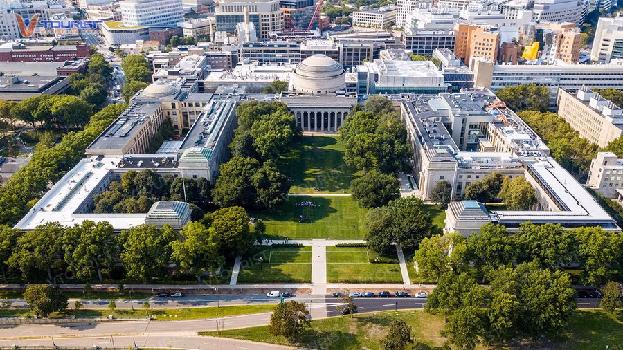 Viện Công nghệ Massachusetts đối mặt với cắt giảm tài trợ dưới thời Trump.