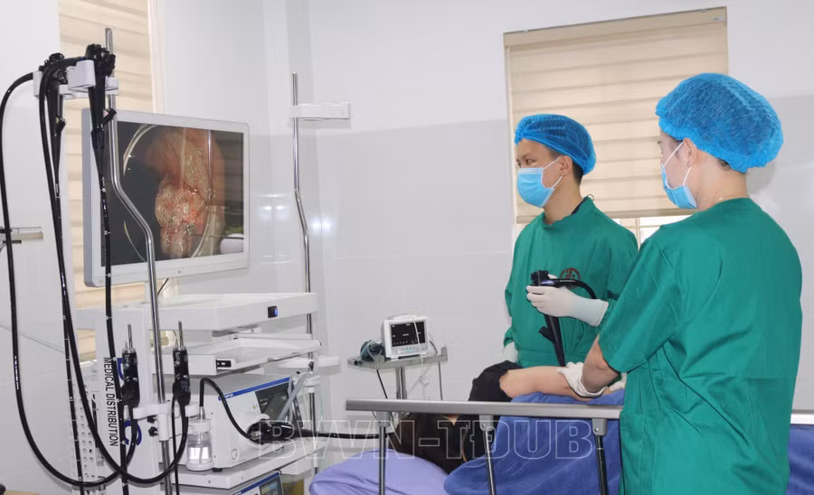 Các bác sĩ thăm khám cho bệnh nhân. Ảnh: Bệnh viện Việt Nam - Thụy Điển Uông Bí