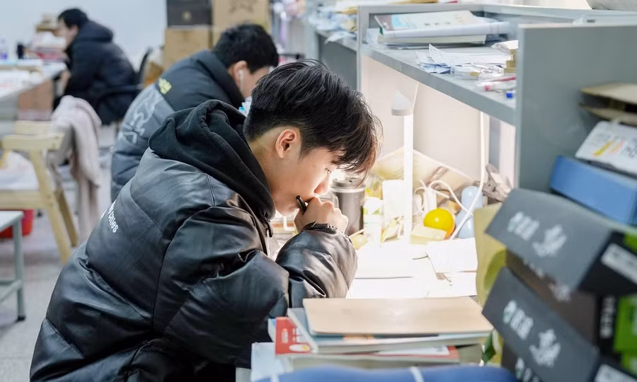 Sinh viên các trường đại học Trung Quốc thảo luận về AI.