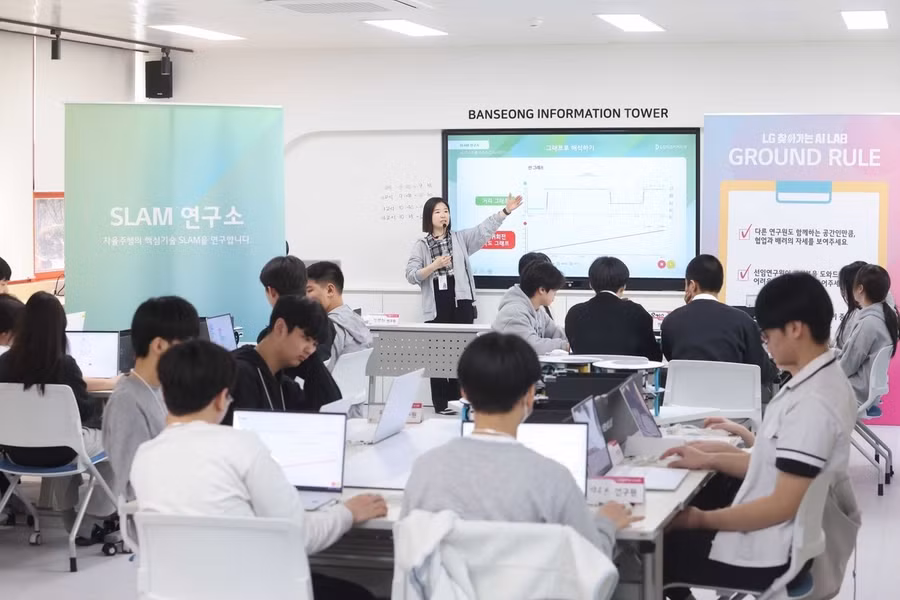 Nhiều trường đại học và viện nghiên cứu chứng kiến sự ra đi của các nhân tài khoa học.