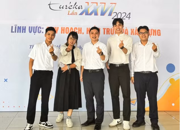 gach-thuy-tinh-phat-sang-thay-bong-den-2.png