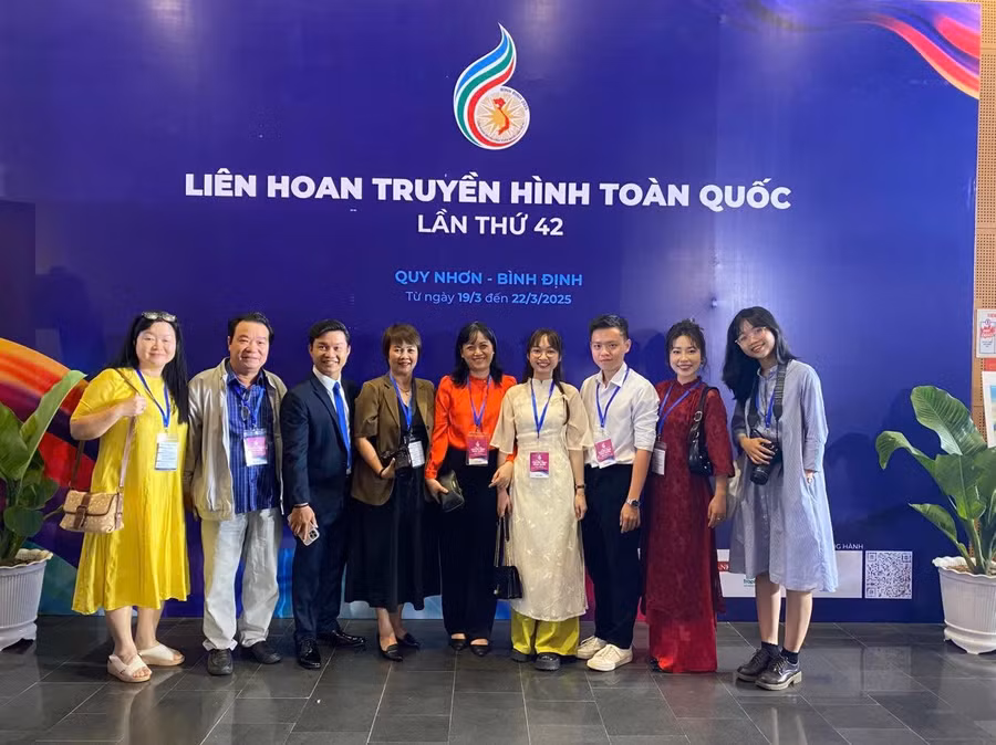 Nhóm sinh viên Khoa Báo chí và Truyền thông, Trường Đại học Khoa học Xã hội và Nhân văn (Đại học Quốc gia TP Hồ Chí Minh) dự thi và đoạt giải tại Liên hoan Truyền hình toàn quốc lần thứ 42. Ảnh: HCMUSSH