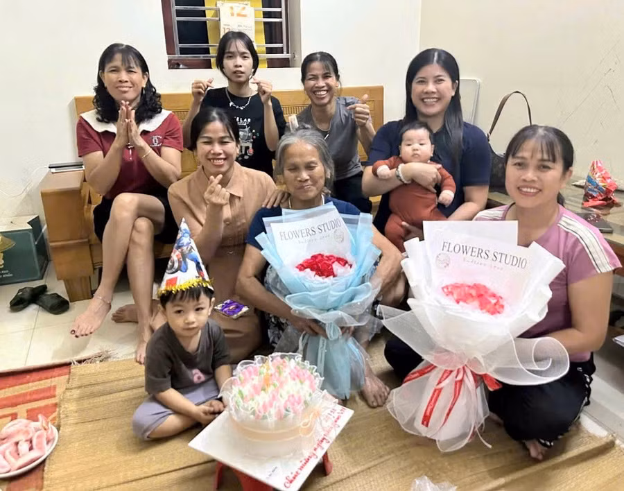 Ngày 20/11 hàng năm bên mẹ. Ảnh: NVCC.