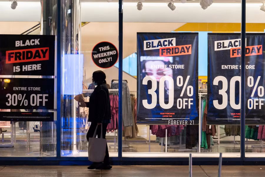 Nhiều cửa hàng treo biển khuyến mại giảm giá mạnh trong dịp lễ Black Friday.